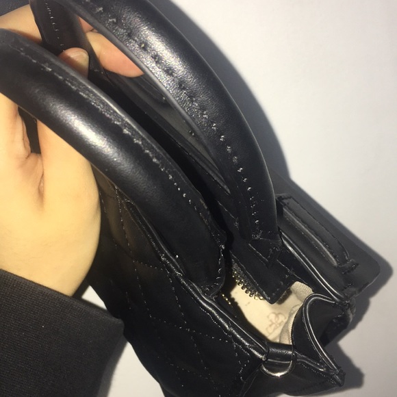 GUESS Mini Black Purse - Picture 8 of 8